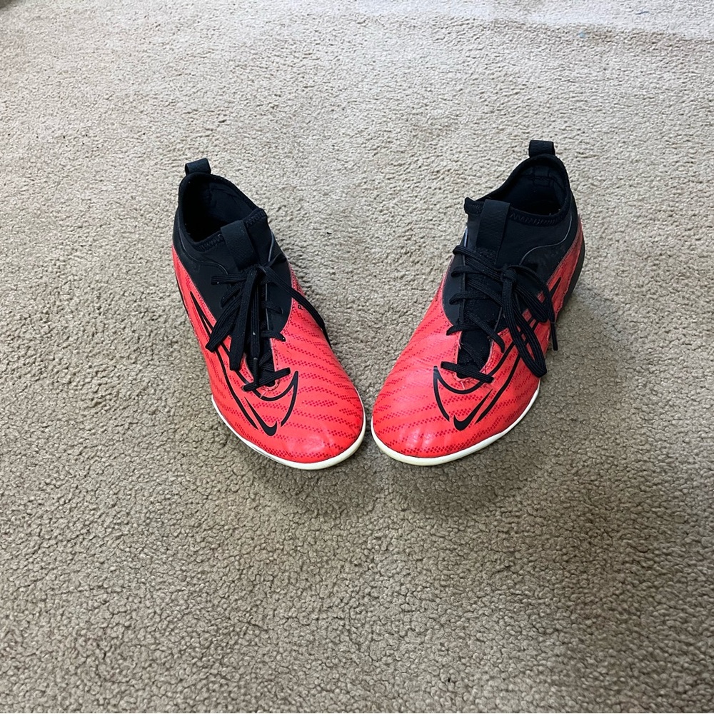 Nike phantom GX boys soccer cleats size 4.5 - used